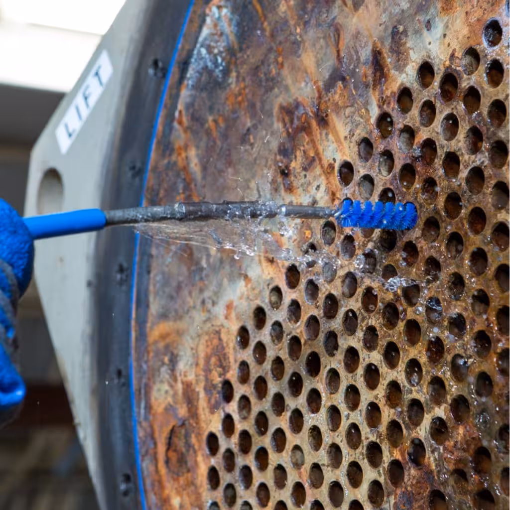 Cleaning water-cooled condenser coils